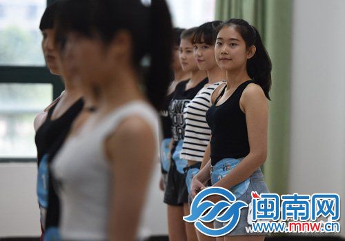 选拔现场，大学生们尽情展现魅力