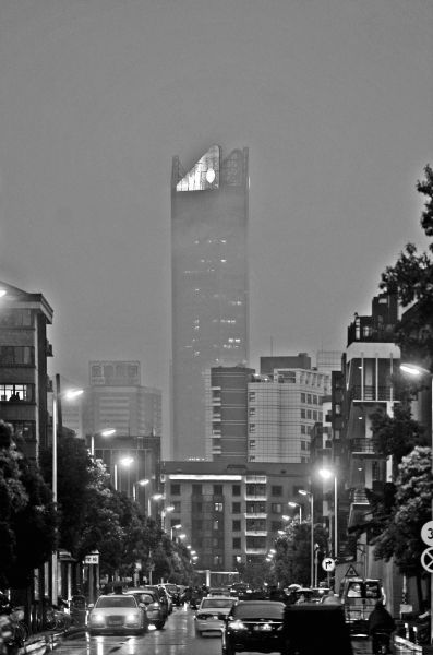 连日来的阴雨天气，使远处的高楼都好似罩上一层白纱