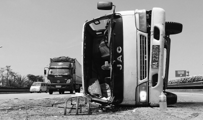 三环湾边大桥往城门方向，一辆卡车侧翻