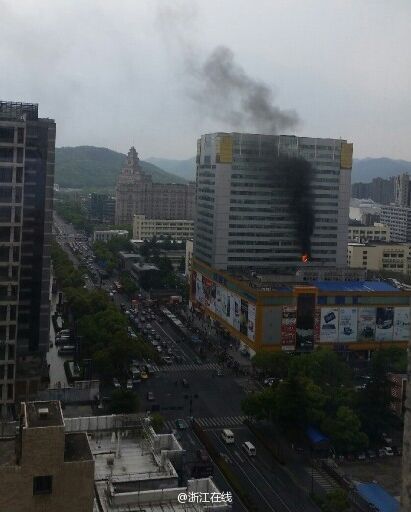 杭州百脑汇电脑城发生火灾 消防车打云梯救人(图)