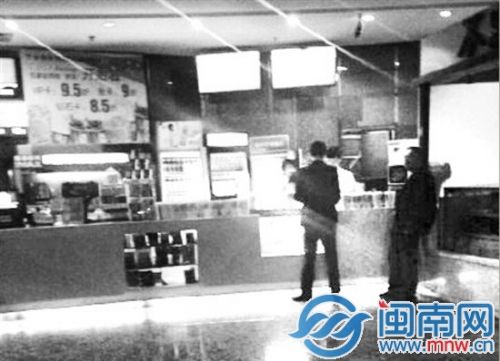 几十桶爆米花，堆满了收银台