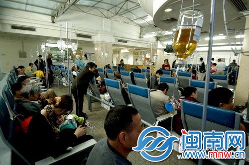 福州一家医院的儿科门诊人满为患