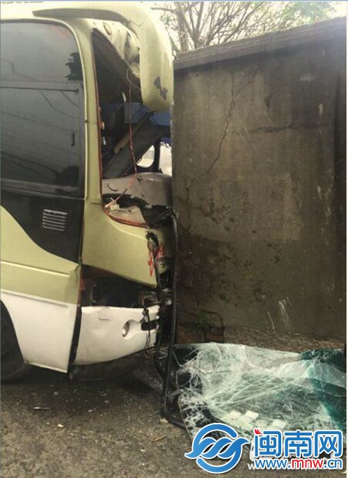 驾校学员接送车撞墙