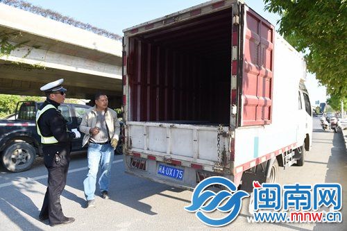 货车闽AUX175车厢门没有关好，被民警拦下处罚