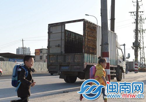 闽AHL870停在化工路旁人行道上，车厢门敞开