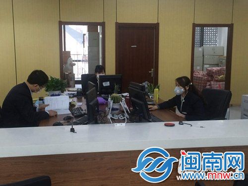 几个工作人员都戴口罩