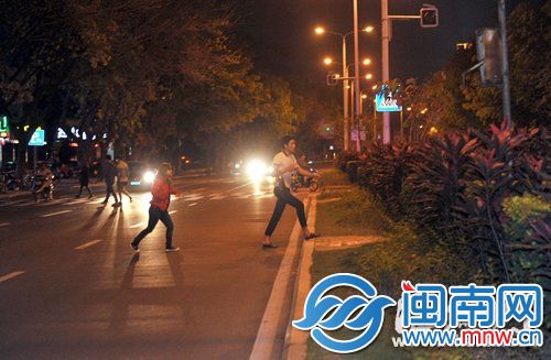 事故现场还有市民在横穿马路