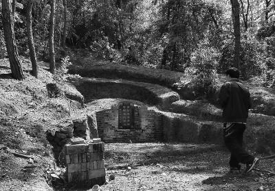 十八重溪景区内，新冒出来的坟墓