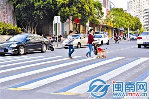 昨日下午5时许，晋江实小外，学生和家长在过新的立体人行横道