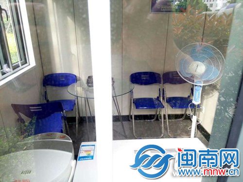 城市工人休息室内，家具、电器一应俱全