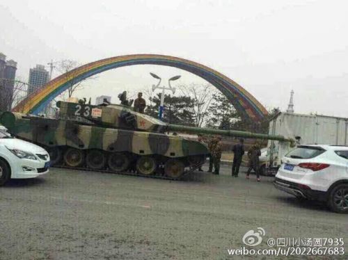 吉林长春彩虹广场坦克追尾货车现场图片 被称