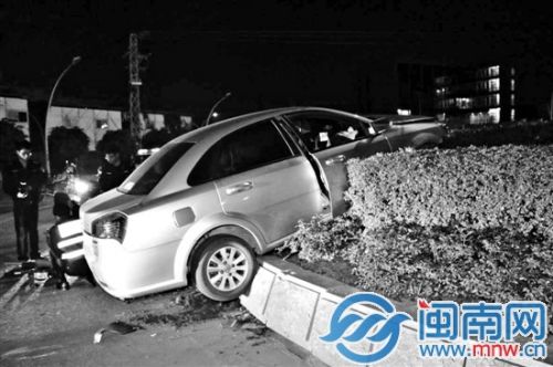 小车冲上绿化带