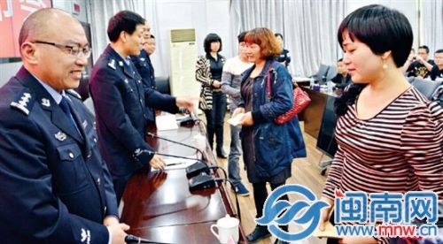 昨日上午的发布会上，16名“两抢”受害者共领到了29500元救助救济补偿金