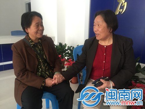 林宝玉(右)和林兰慧两姐妹在五凤派出所相见