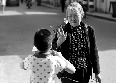 看到冯胜回家，路上的熟人与他打招呼