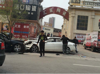 山東東營黑幫開奧迪A8持刀持槍當街砍人 行兇現(xiàn)場圖片