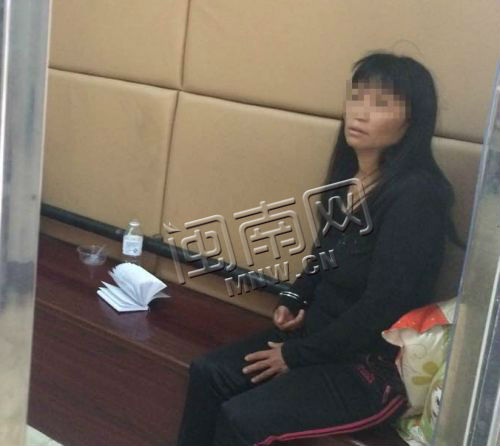 与记者对话时，潘某花的手一直微微发抖