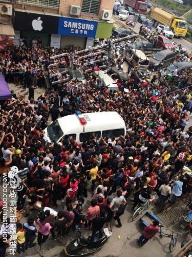 潘某花指认现场引众人围观（图据南安市广播电视台微博）