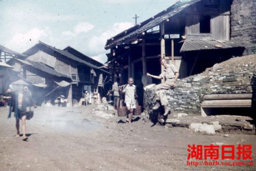 驻芷江的美军通讯兵约瑟夫在芷江前街留影。