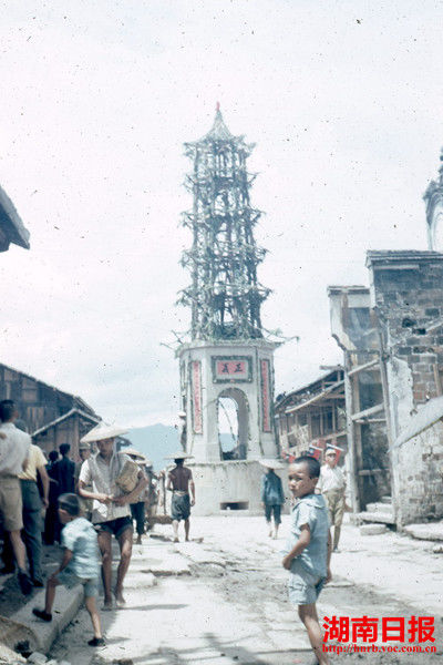 1945年8月21日，为庆祝芷江作为接受日本投降的地点，在芷江南街建正义之塔，塔顶用树枝编织而成。