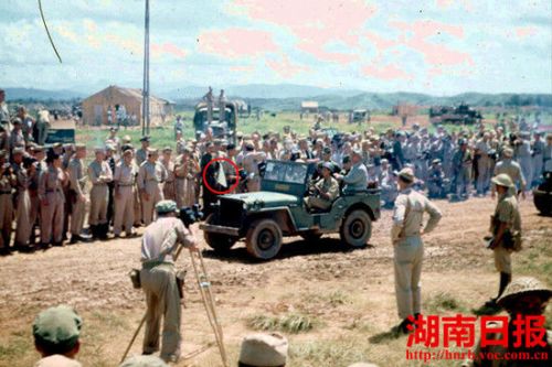 1945年8月21日，芷江机场，日本投降代表今井武夫一行乘坐插有白旗的吉普车绕场一周示众。