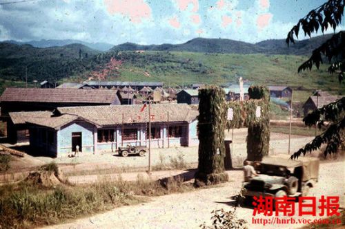 1945年8月21日，中国政府在芷江中美空军联队俱乐部布置的受降庆典场所。