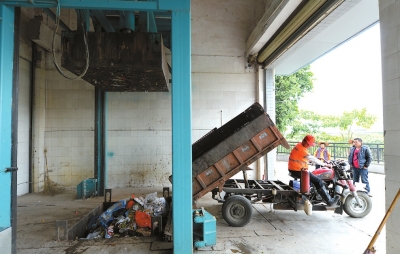 ②街头巷尾的垃圾被收集至垃圾中转站，这样的中转站市区内有9座。