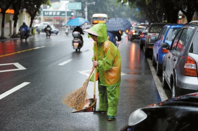 每天，环卫工人都在走街串巷地清扫垃圾。