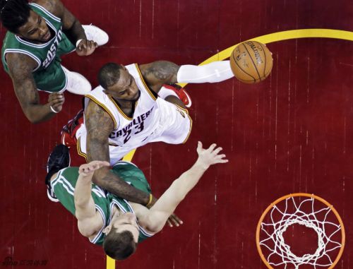 69分骑士季后赛开门红1-0 小刺客22+10绿军仍