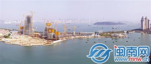 海沧大道建设中的东南国际航运中心总部大厦