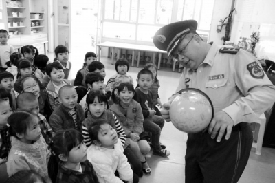 石井边防派出所民警到幼儿园开展环保宣传