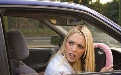 女子學(xué)車(chē)14年仍拿不到駕照 遇突發(fā)就丟掉方向盤(pán)捂眼睛