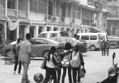 假扮老师称需要搬东西，便衣民警一下子骗走四名学生。（视频截图）