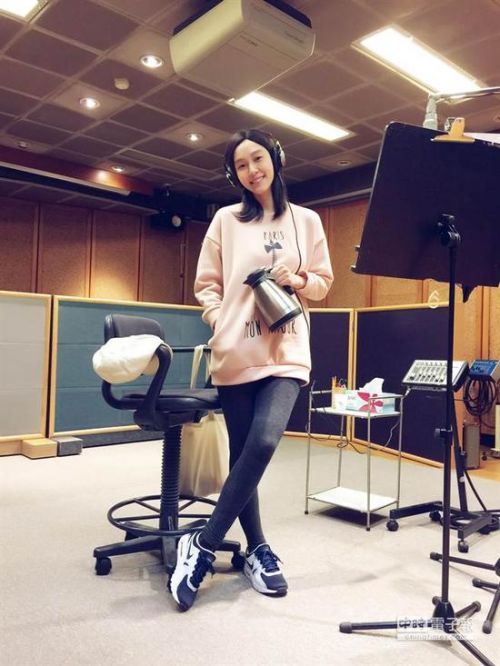 范玮琪隔3小时便涨奶:看到别的小孩都想去喂奶