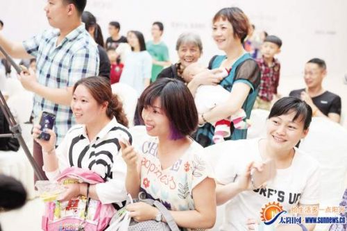 市民参加手机摇一摇活动收获大礼包。