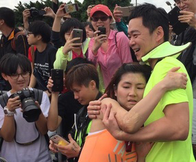 Selina2个半小时跑完21公里半马拉松 腿软倒老