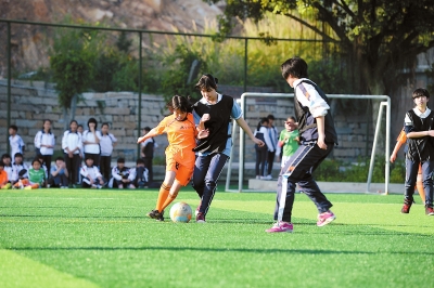 近日，西溪中学与宣化小学举行校际足球交流赛。记者李想摄