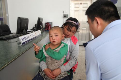 4岁女娃陪妈妈来石狮找爸爸