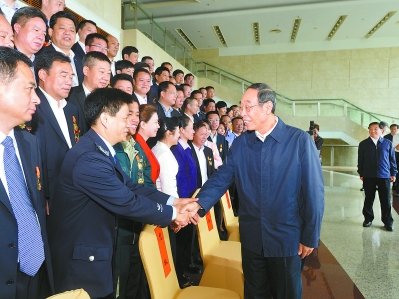 尤权同福建省先进劳动者座谈 大力弘扬劳模精神