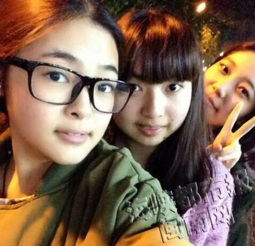都还是小姑娘，喜欢玩也喜欢自拍（左到右陈小靓、许曼、沈智娜）