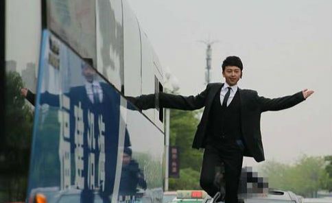 福州南江滨大道一男子单手悬挂车外 究竟怎么做到的？