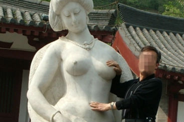 华清池景区杨贵妃雕像遭袭胸现场组图 称花钱进为什么不能摸