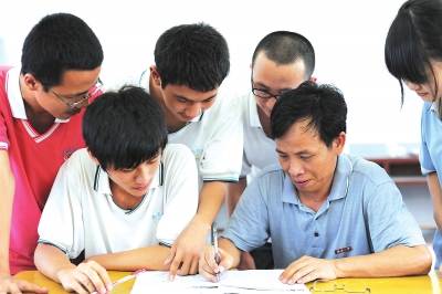 同学们围着黄沿海咨询化学难题。