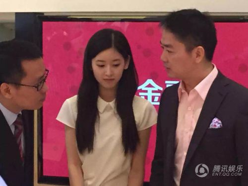 刘强东章泽天戴<em>戒指</em>疑订婚 <em>男方</em>开奶茶店<em>女方</em>
