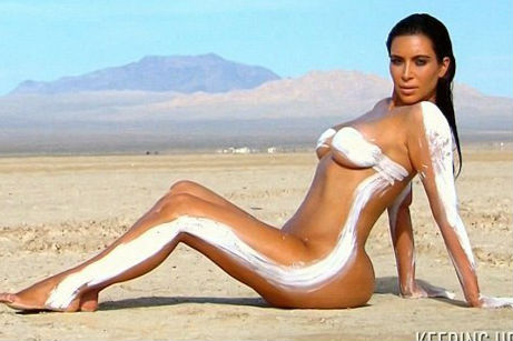 卡戴珊戈壁全裸大片拍摄现场花絮组图 油漆遮点另类性感