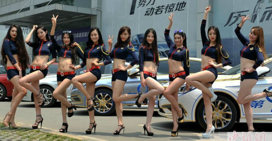 成都性感车模街头玩快闪照片 川妹长腿纤腰热辣超吸睛