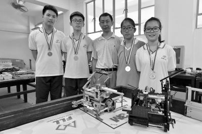 一中參賽隊員與指導老師合影。