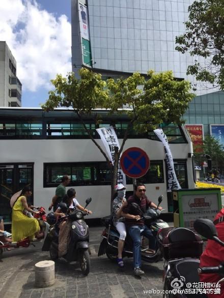 昆明公交車上一女子被劫持 武警已到場