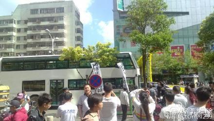 昆明公交車上一女子被劫持 武警已到場