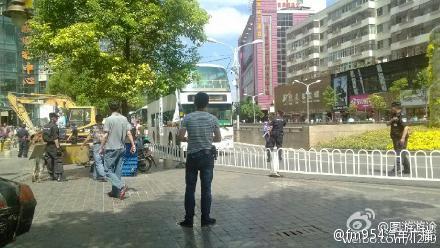 昆明公交車上一女子被劫持 武警已到場